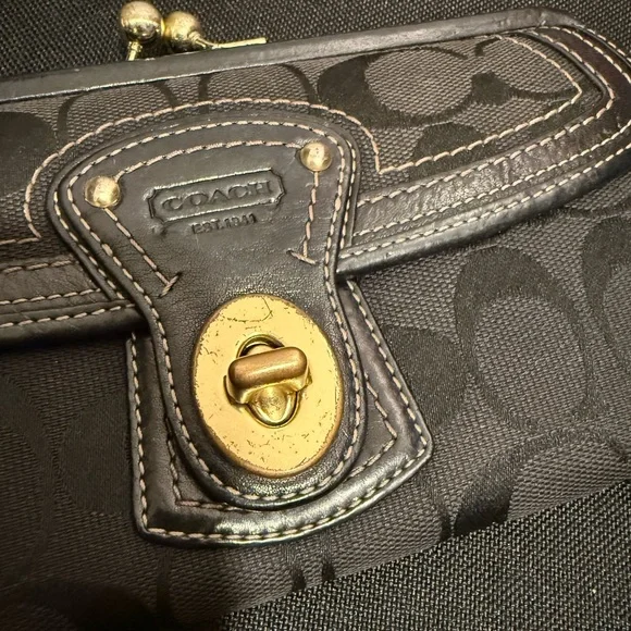 Coach vintage legacy turnlock kisslock wallet